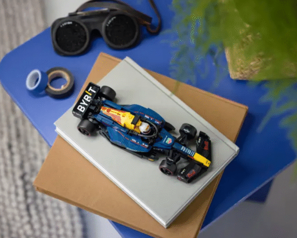 scene LEGO® 77243 Oracle Red Bull Racing RB20 F1® Race Car