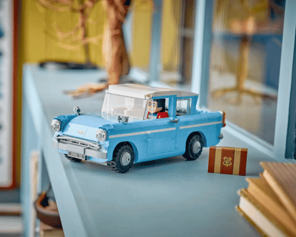 LEGO® 76470 Enchanted Flying Ford Anglia™ - Image 2